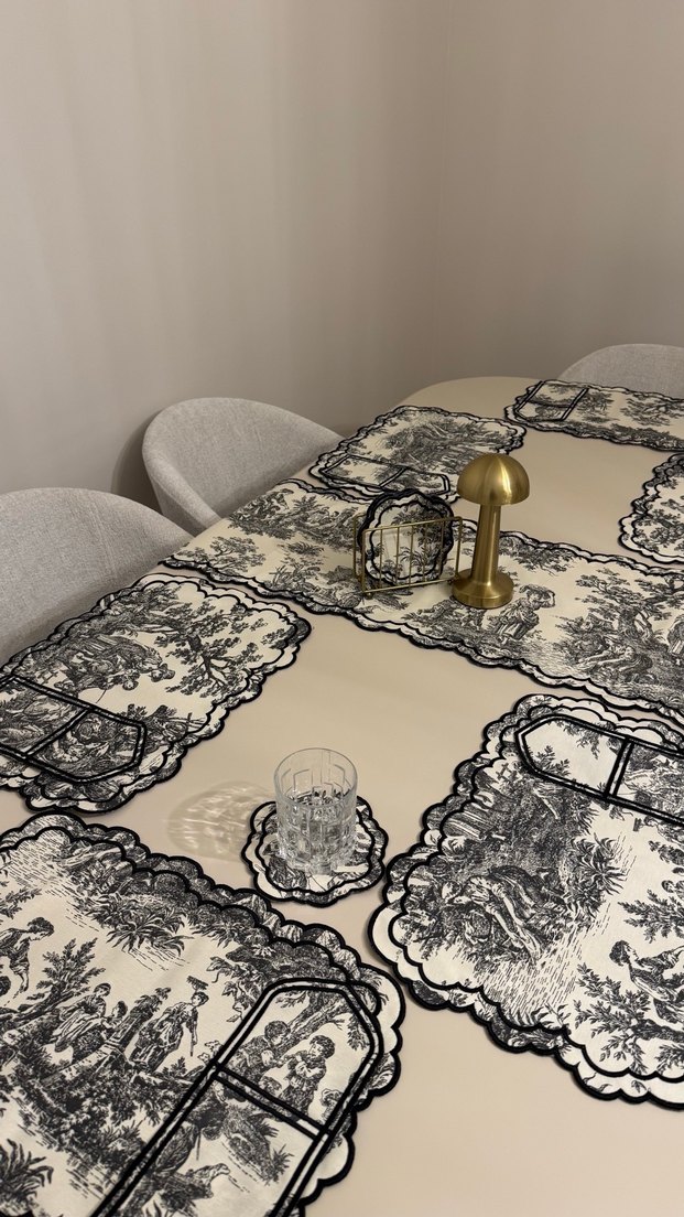 Pastel Beyaz Dekoratif Masa Örtüsü ve Peçete Seti
Vintage desen - Görsel 5