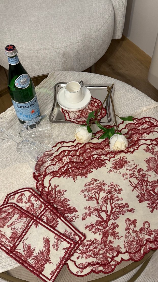 Pastel Beyaz Dekoratif Masa Örtüsü ve Peçete Seti
Vintage desen - Görsel 3