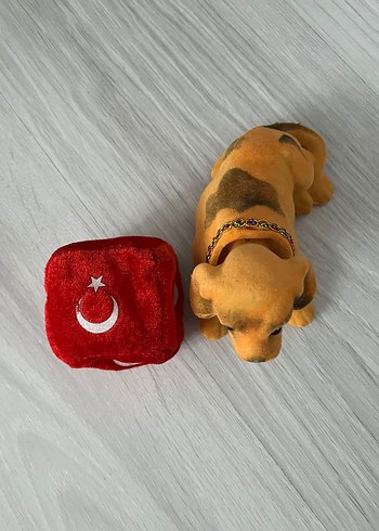 Kahverengi Peluş Köpek ve Türk Bayrağı Zar Oyuncak - Görsel 2