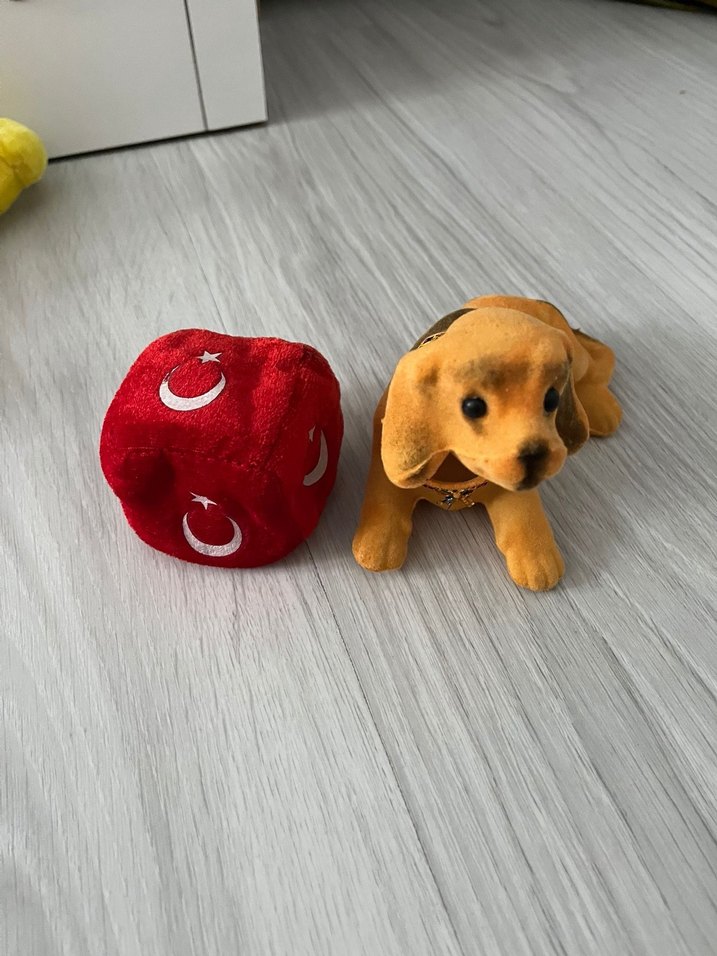 Kahverengi Peluş Köpek ve Türk Bayrağı Zar Oyuncak - Görsel 4