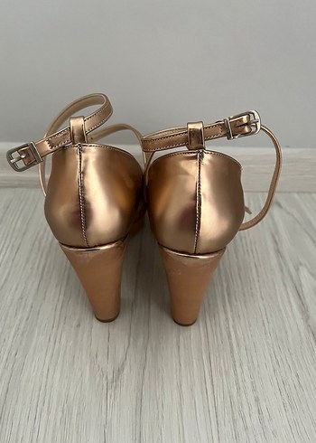 Bej Parlak Deri Stiletto Tokalı Kadın Abiye Ayakkabı - Görsel 2