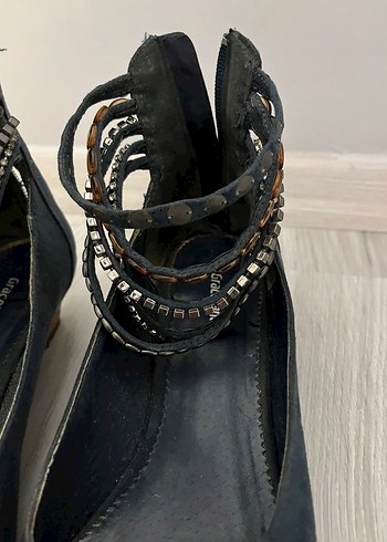 Koyu Mavi Yılan Desenli Süet Dolgu Topuklu Kadın Ayakkabı - Görsel 3