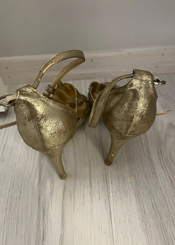 Altın Renkli Yılan Desenli Dolgu Topuklu Kadın Ayakkabı - Görsel 4