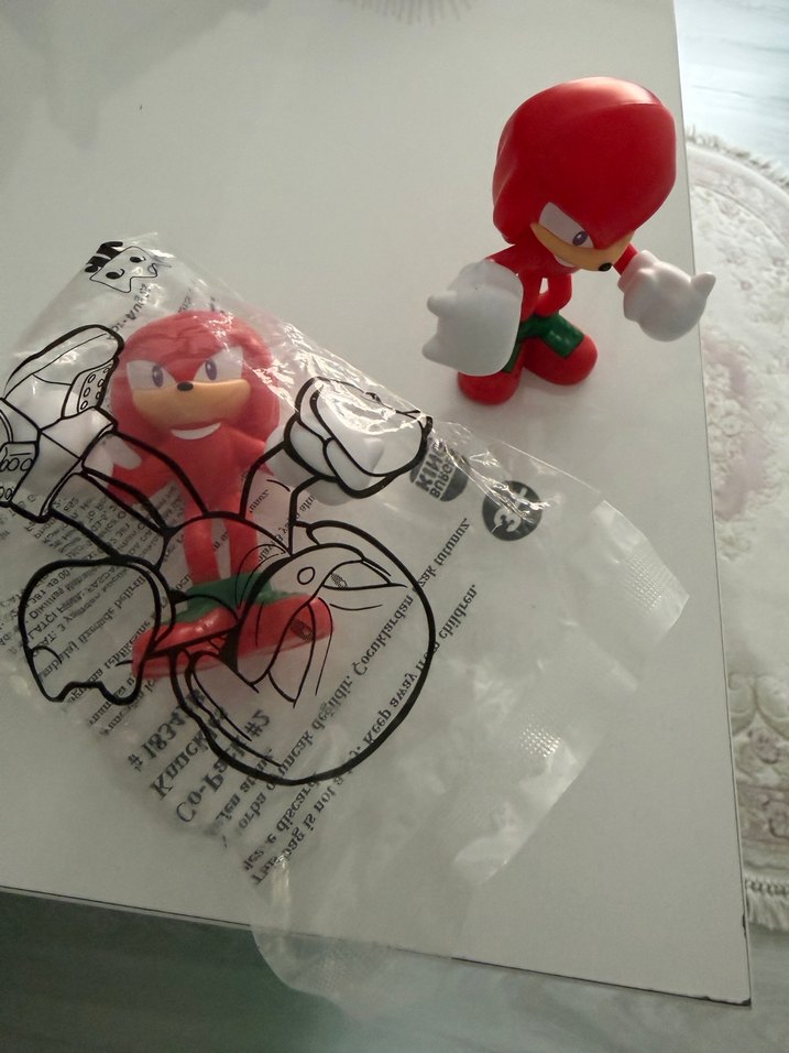 Kırmızı Renkli Aksiyon Figürü - Görsel 3