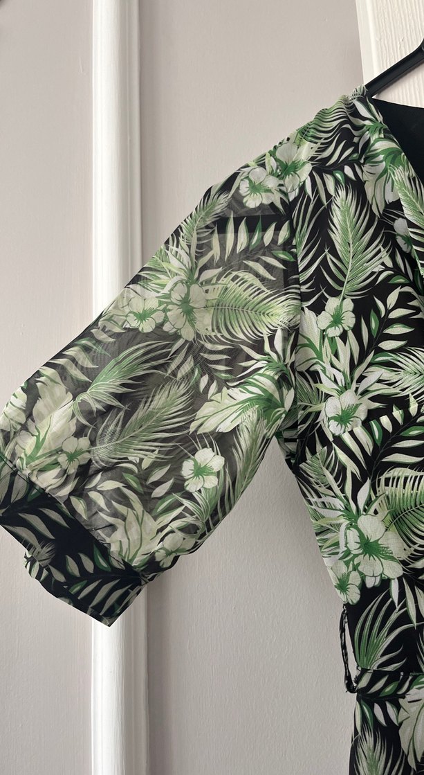 Yeşil Yaprak Desenli Uzun V Yaka Elbise - Görsel 2