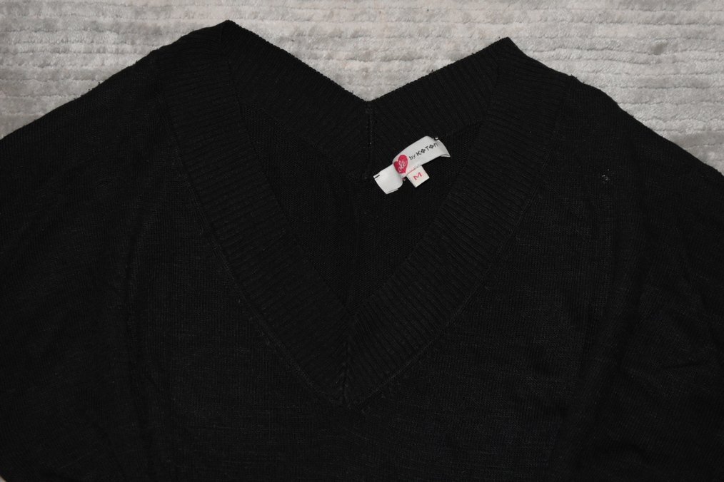 V Yaka Siyah Kadın triko - Görsel 2