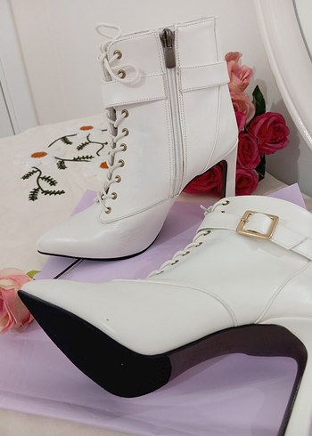Beyaz Deri Tokalı Stiletto Topuklu Kadın Bot - Görsel 6