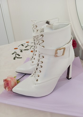 Beyaz Deri Tokalı Stiletto Topuklu Kadın Bot - Görsel 4