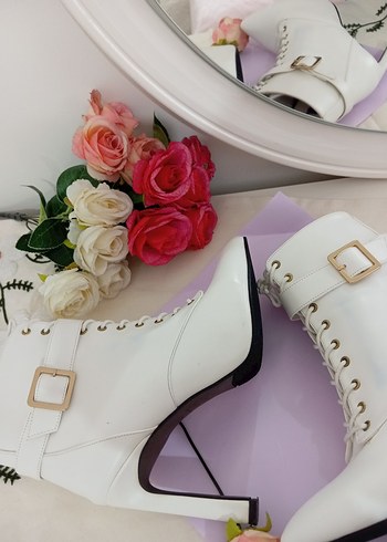 Beyaz Deri Tokalı Stiletto Topuklu Kadın Bot - Görsel 8