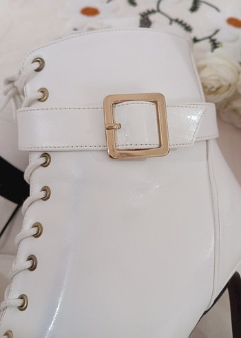 Beyaz Deri Tokalı Stiletto Topuklu Kadın Bot - Görsel 5