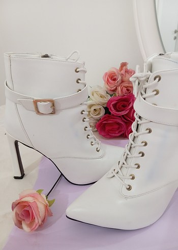 Beyaz Deri Tokalı Stiletto Topuklu Kadın Bot - Görsel 3