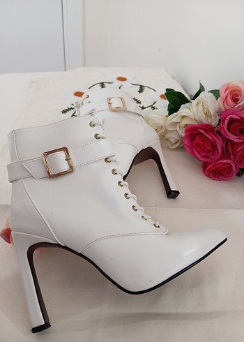 Beyaz Deri Tokalı Stiletto Topuklu Kadın Bot - Görsel 11