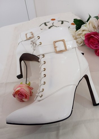 Beyaz Deri Tokalı Stiletto Topuklu Kadın Bot - Görsel 10