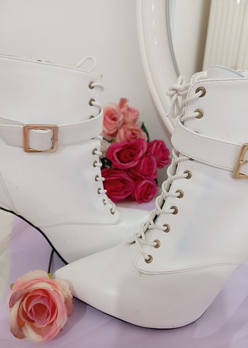 Beyaz Deri Tokalı Stiletto Topuklu Kadın Bot - Görsel 2