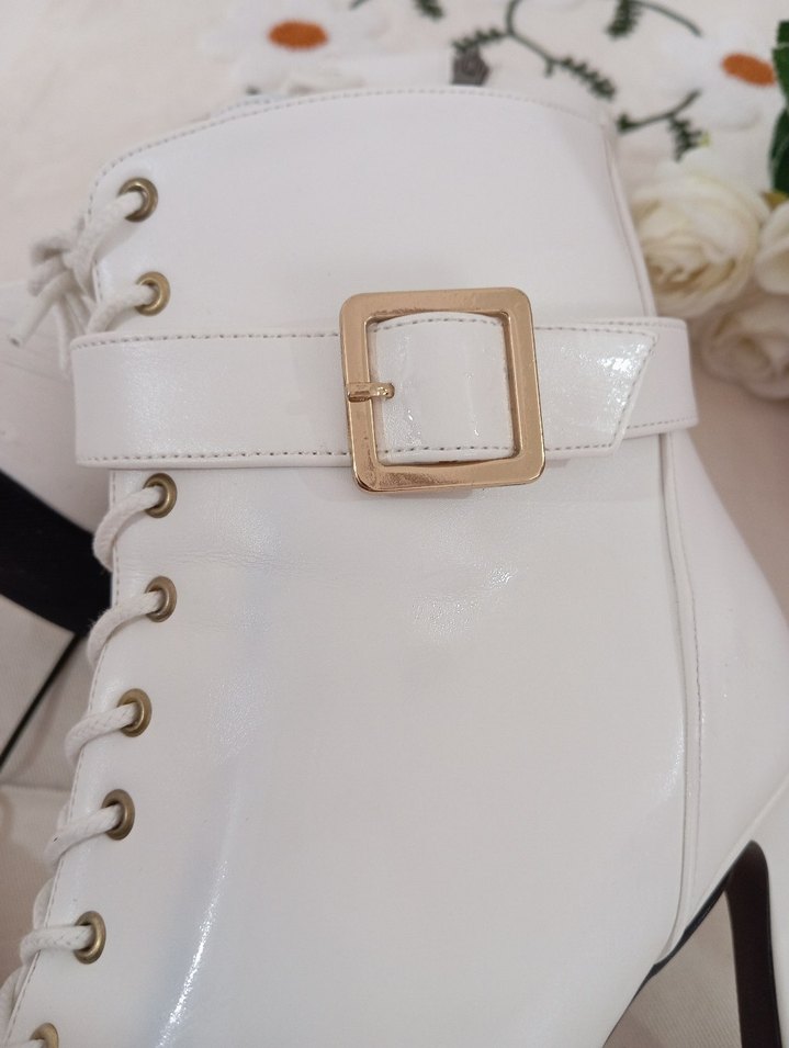 Beyaz Deri Tokalı Stiletto Topuklu Kadın Bot - Görsel 5