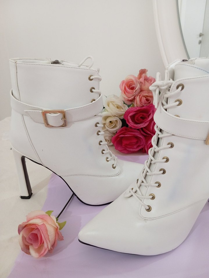 Beyaz Deri Tokalı Stiletto Topuklu Kadın Bot - Görsel 3