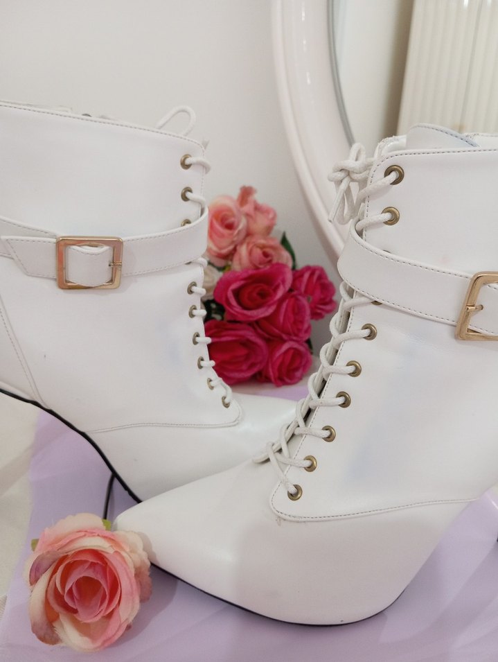 Beyaz Deri Tokalı Stiletto Topuklu Kadın Bot - Görsel 2