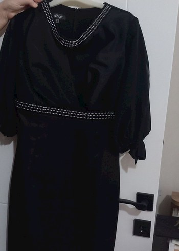 Siyah V Yaka Kemerli Midi Elbise - Görsel 2