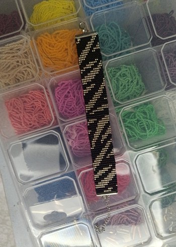 Siyah-Gümüş renkte Kaplan Desenli Boncuklu Kadın Bileklik - Görsel 4