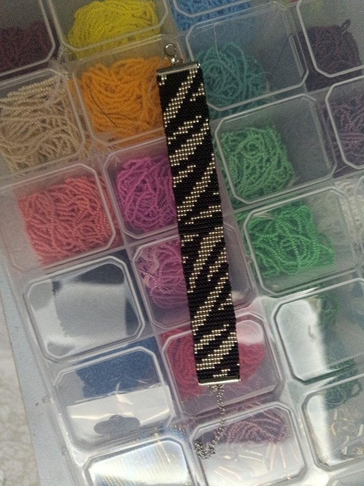 Siyah-Gümüş renkte Kaplan Desenli Boncuklu Kadın Bileklik - Görsel 4