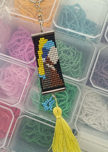 Renkli Püsküllü İnci küpeli kız motifli  Kadın Anahtarlık - Görsel 2