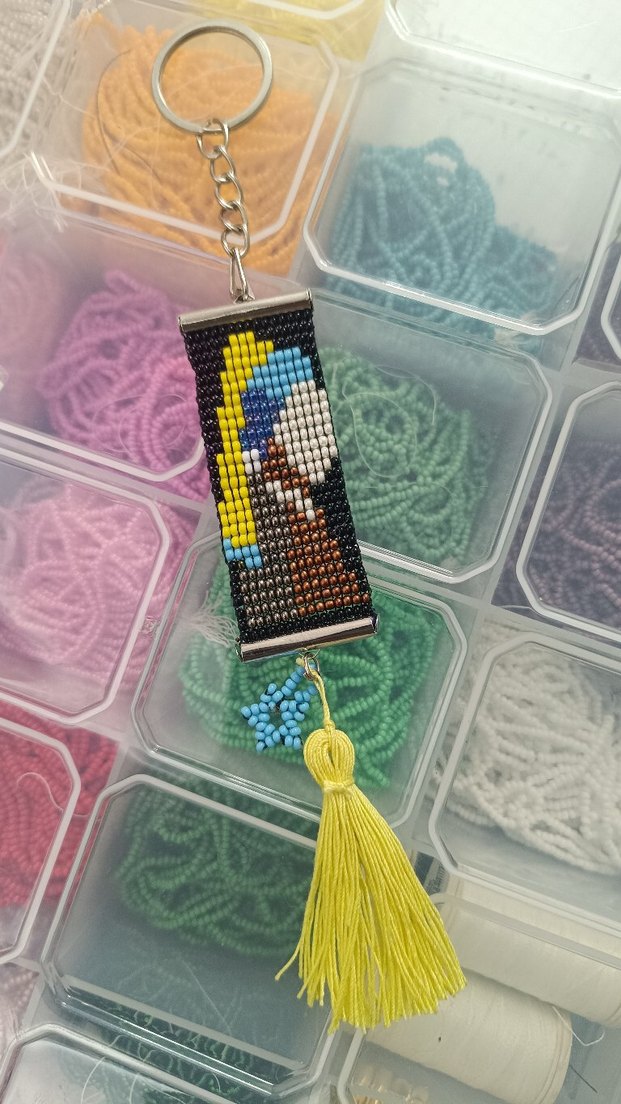 Renkli Püsküllü İnci küpeli kız motifli  Kadın Anahtarlık - Görsel 2