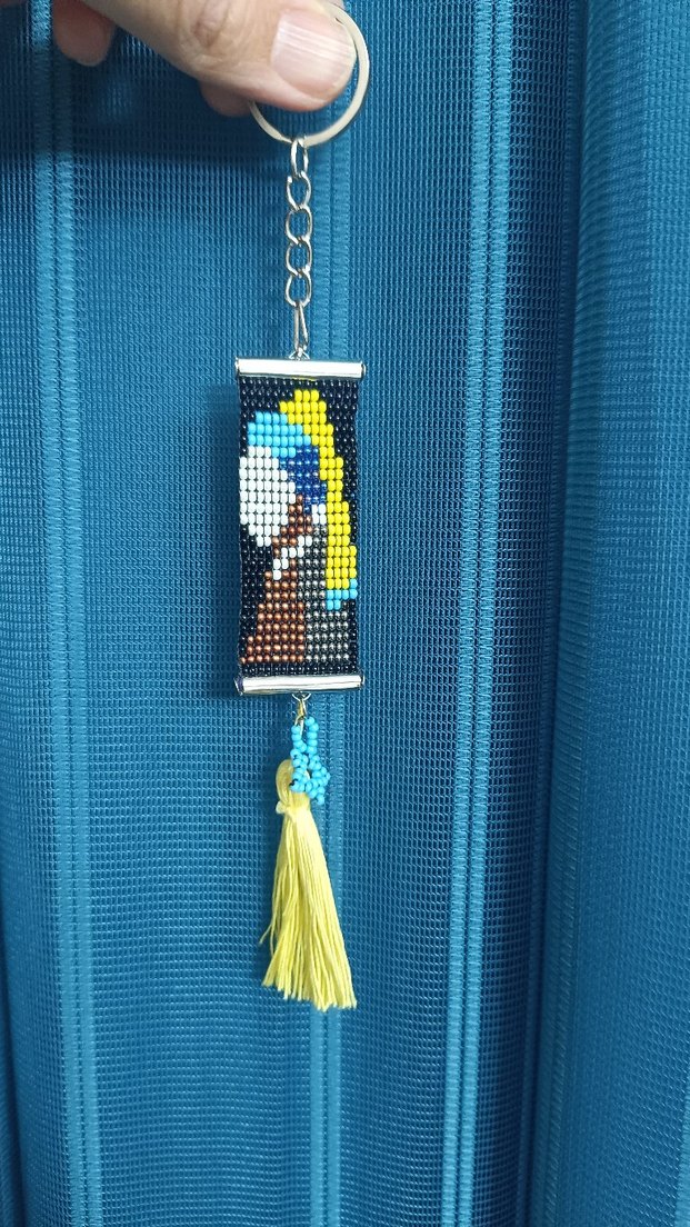 Renkli Püsküllü İnci küpeli kız motifli  Kadın Anahtarlık - Görsel 3