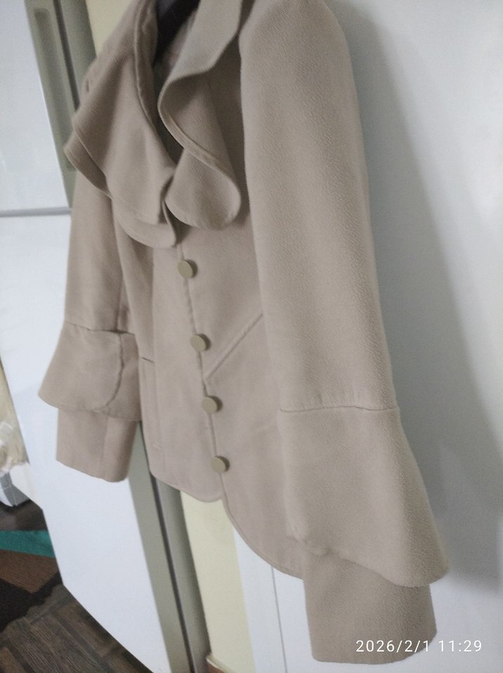 Bej Düğmeli Kısa Kadın Kaban - Görsel 4