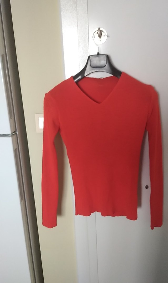 Kırmızı V Yaka Düğmeli Kadın Kazak - Görsel 3