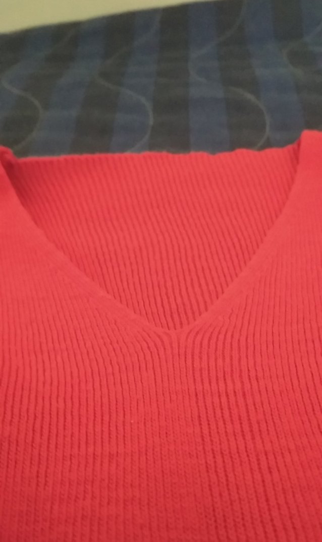 Kırmızı V Yaka Düğmeli Kadın Kazak - Görsel 2