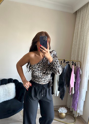 Leopar Desenli Tek Omuzlu Bluz - Görsel 3