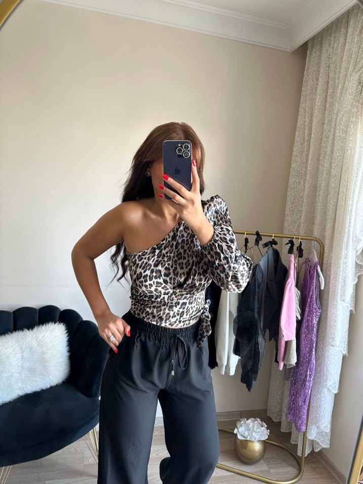 Leopar Desenli Tek Omuzlu Bluz - Görsel 3