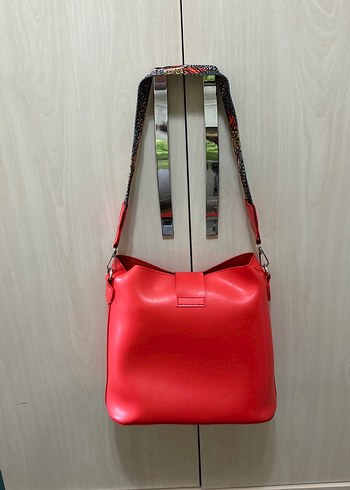 Kırmızı Tokalı Yılan Desenli Kadın Çanta - Görsel 3