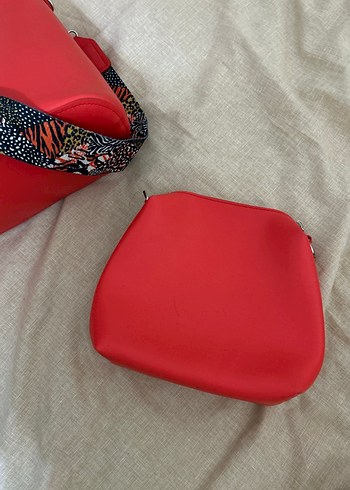 Kırmızı Tokalı Yılan Desenli Kadın Çanta - Görsel 4