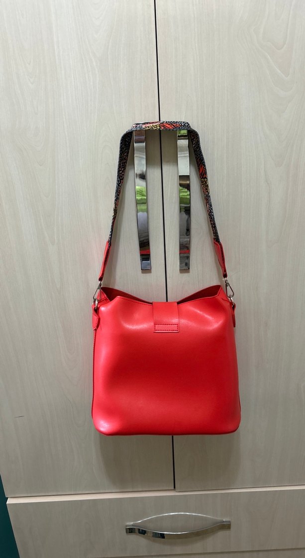 Kırmızı Tokalı Yılan Desenli Kadın Çanta - Görsel 3