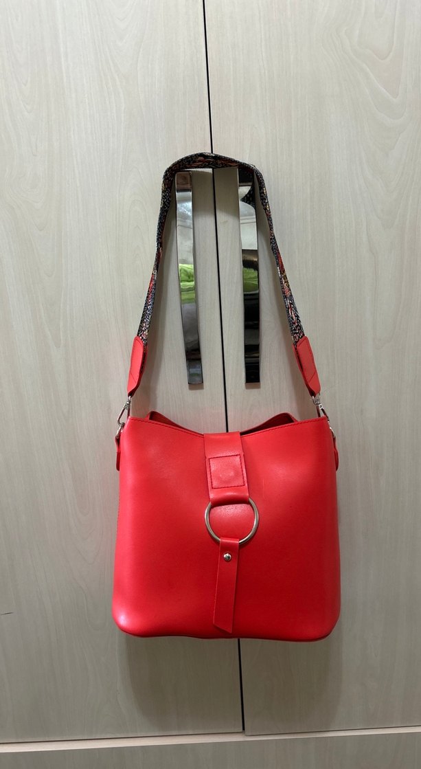 Kırmızı Tokalı Yılan Desenli Kadın Çanta - Görsel 2