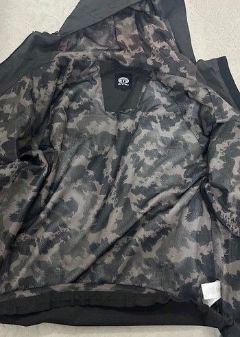 Erkek Siyah Kapüşonlu Kamuflaj Detaylı Yağmurluk - Görsel 2