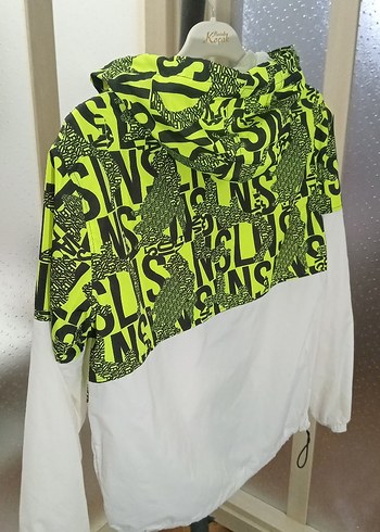 Beyaz ve Neon Sarı Kapüşonlu Erkek Yağmurluk - Görsel 2