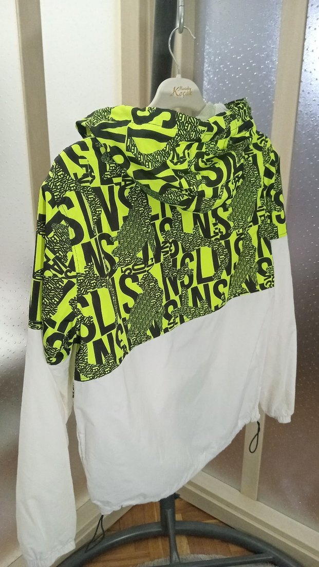 Beyaz ve Neon Sarı Kapüşonlu Erkek Yağmurluk - Görsel 2