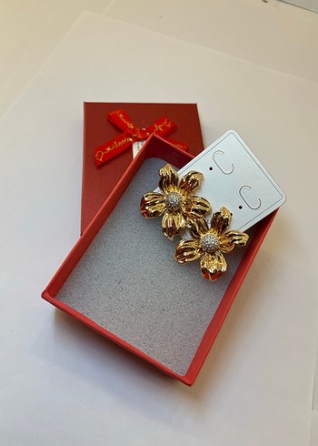 Altın Renkli Çiçek Motifli Mini Küpeler - Görsel 2