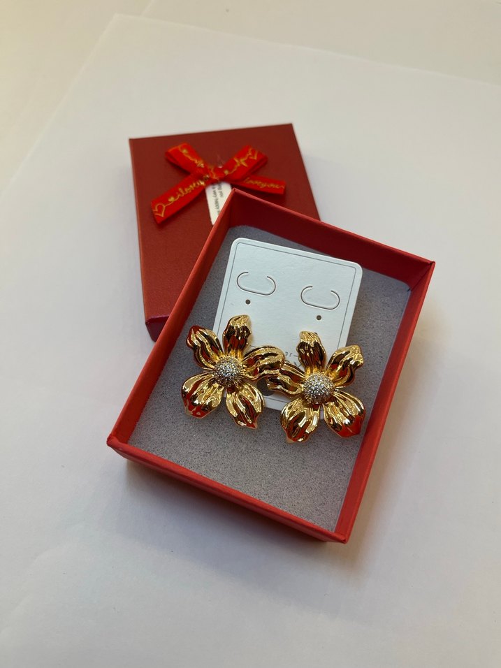 Altın Renkli Çiçek Motifli Mini Küpeler - Görsel 3