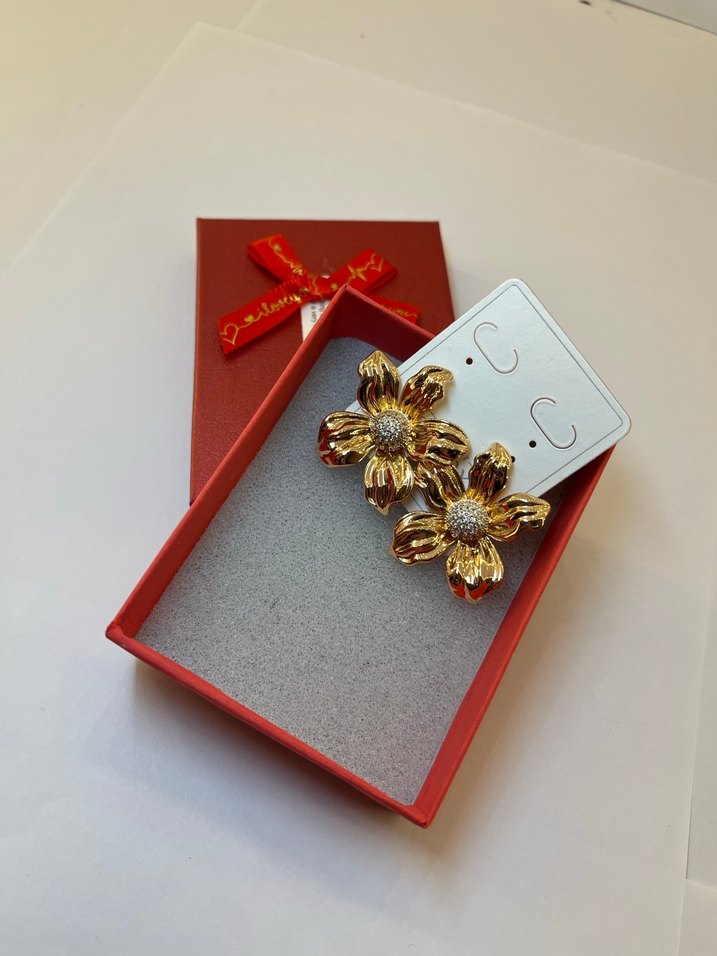 Altın Renkli Çiçek Motifli Mini Küpeler - Görsel 2