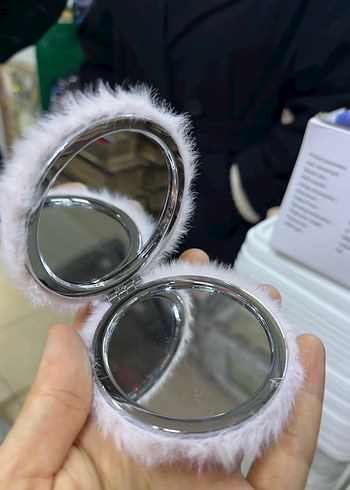 Tüylü Beyaz Cep Makyaj Aynası - Görsel 2