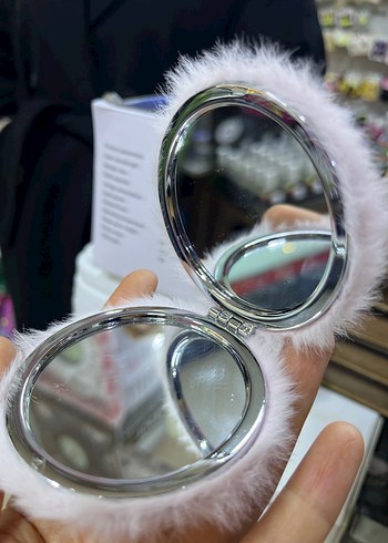 Tüylü Beyaz Cep Makyaj Aynası - Görsel 3