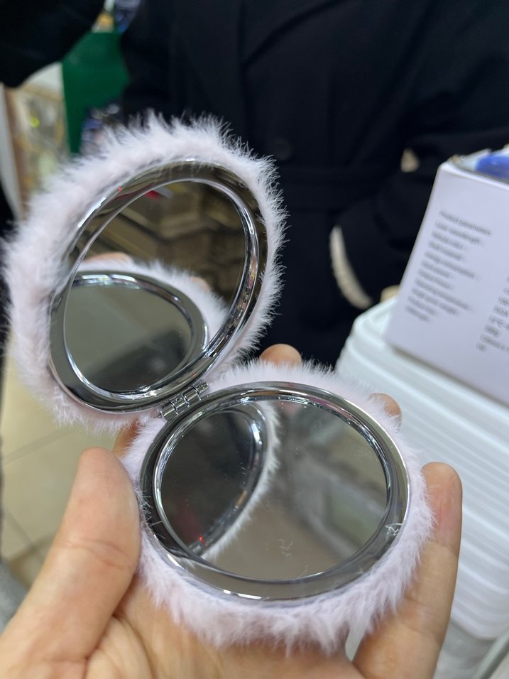 Tüylü Beyaz Cep Makyaj Aynası - Görsel 2