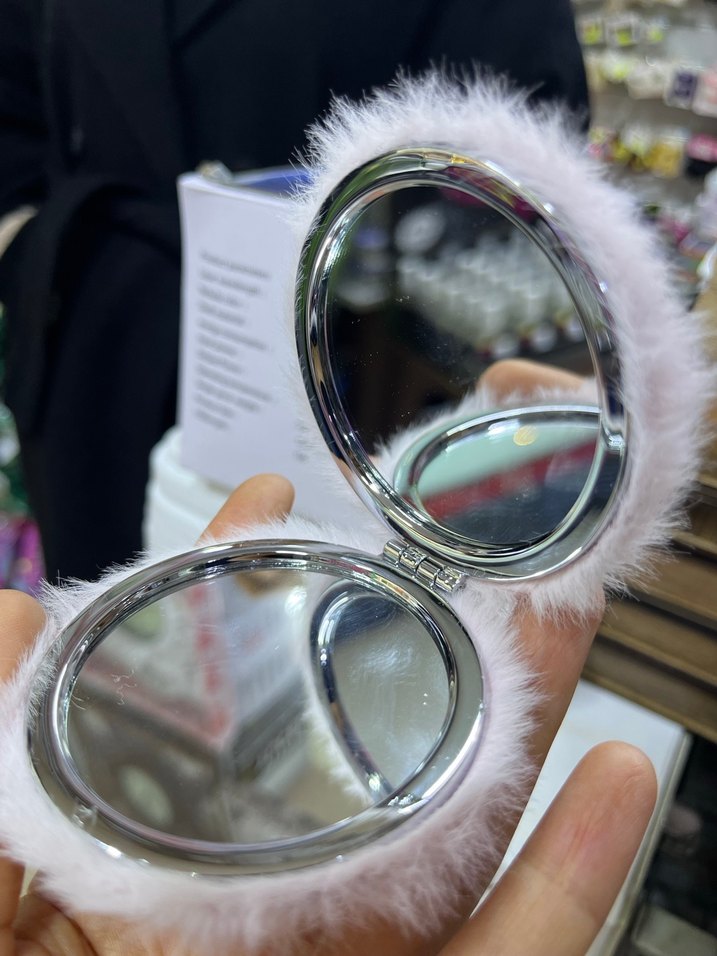 Tüylü Beyaz Cep Makyaj Aynası - Görsel 3