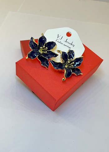 Beyaz ve Lacivert Mini Çiçekli Parlak Küpe - Görsel 3