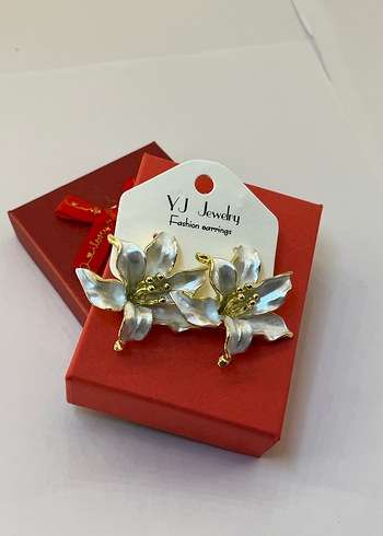 Beyaz ve Lacivert Mini Çiçekli Parlak Küpe - Görsel 2