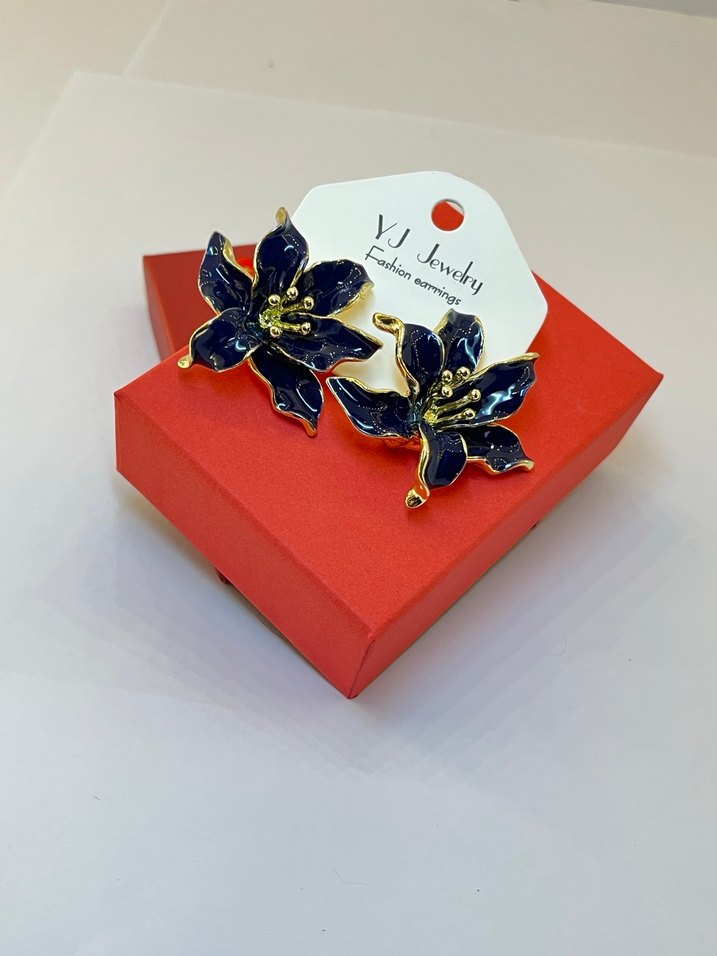 Beyaz ve Lacivert Mini Çiçekli Parlak Küpe - Görsel 3