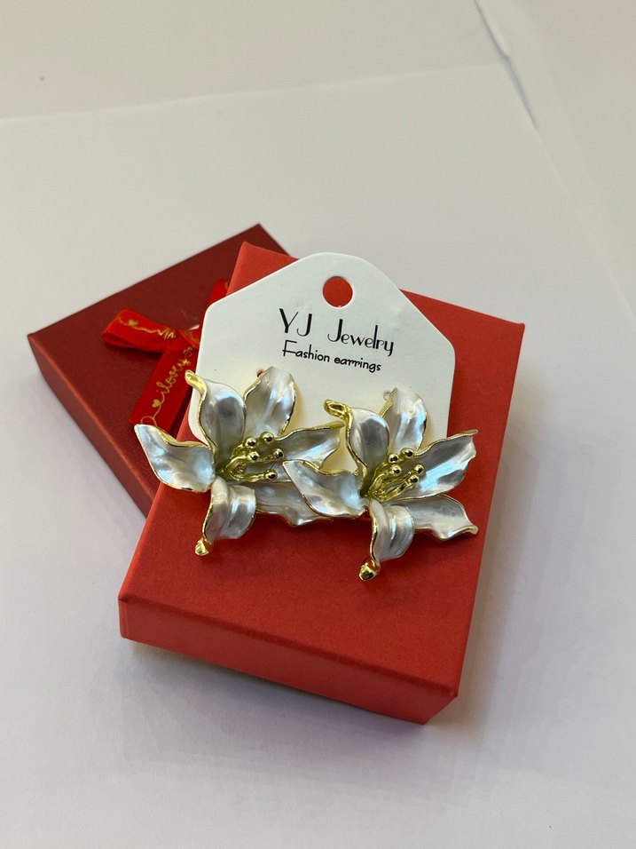 Beyaz ve Lacivert Mini Çiçekli Parlak Küpe - Görsel 2